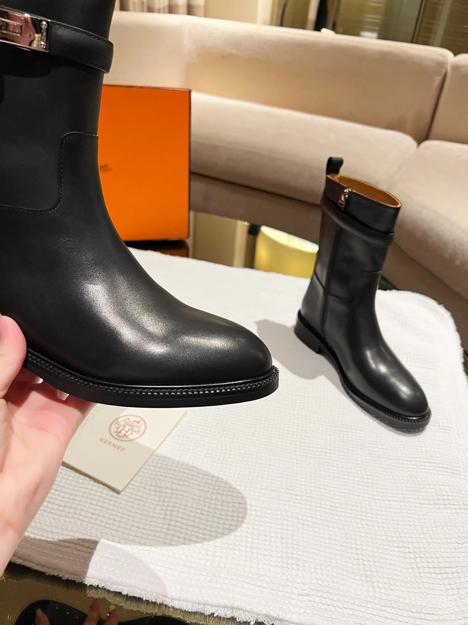 👟👟Ex-factory price 640👟👟 Top version Purchase the original 3D three-dimensional last leg craft boot shaft that does not deform in three dimensions H Home 2025 autumn and winter new HERMES Hermès classic long boots, naturally have unique craftsmanship and quality. The leather of this boot is all imported and customized, and the inner material is also imported custom cowhide. It is easy to wear, comfortable and looks good in everything. It is a must-have autumn and winter style, and the style lasts forever. It is a knight boot that will never go out of style no matter how you wear it. Upper: Imported original calfskin Lining: Imported cowhide lining Size: Female 35-39 (40 41 non-returnable and non-exchangeable)